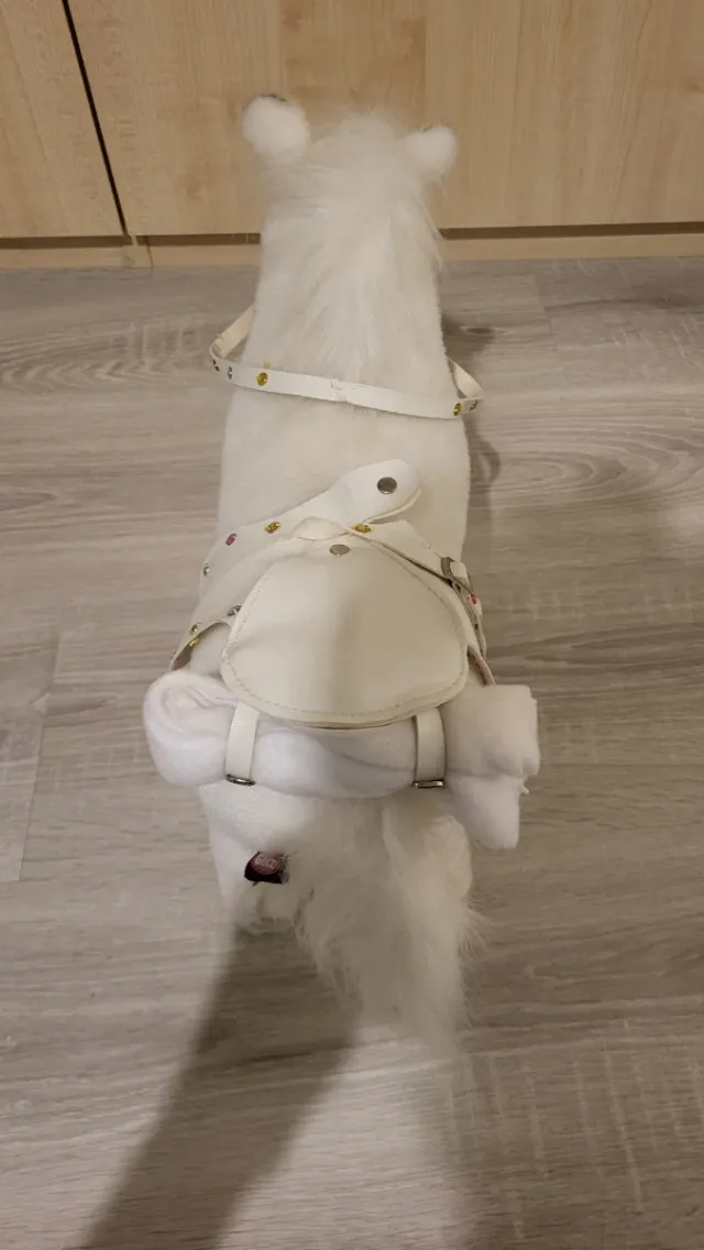 Caballo de peluche blanco con silla