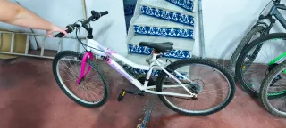 Bicicleta blanca y rosa talla M
