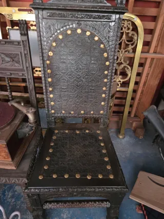 Sillas antiguas madera cuero tachuelascada una