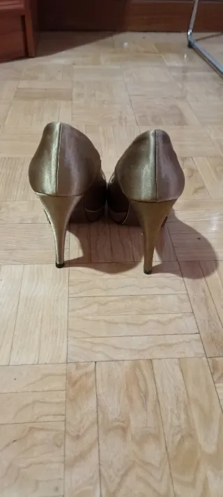 Zapatos de salón dorados