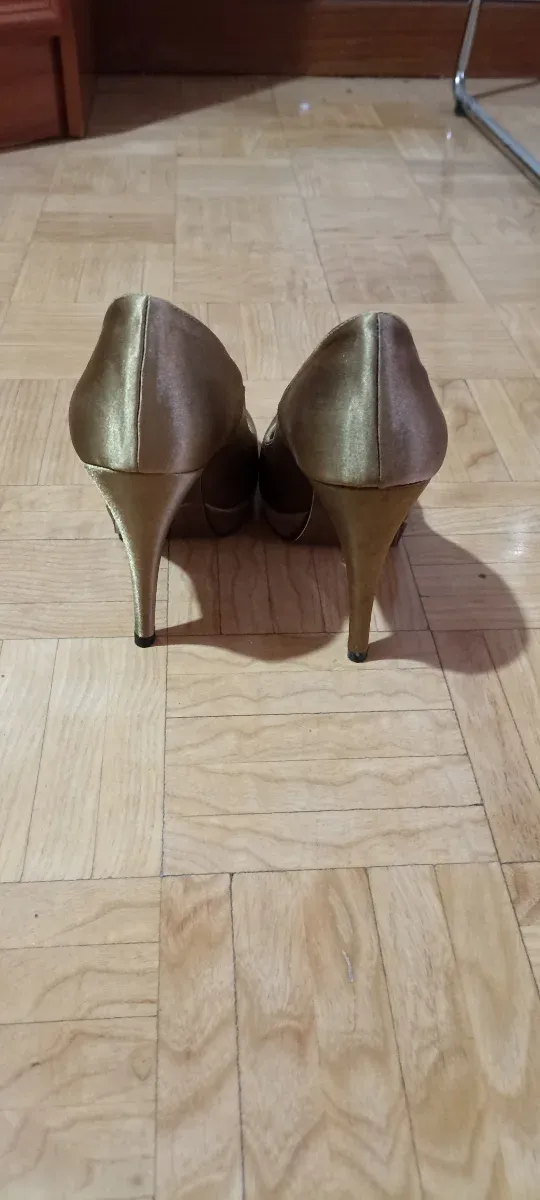 Zapatos de salón dorados