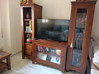 Mueble TV madera con vitrinas y estantería