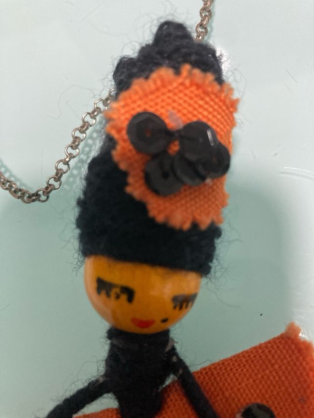 Collar diseño único muñeca naranja