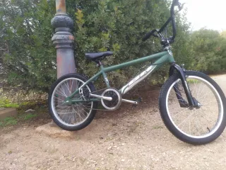 Bicicleta BMX verde