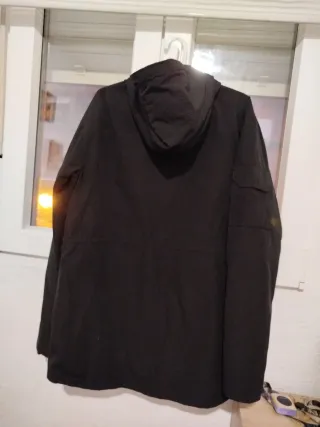 Chaquetón negro con capucha