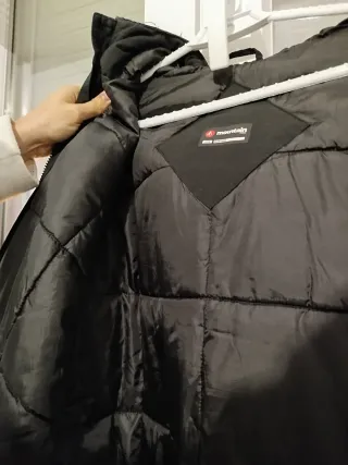 Chaquetón negro con capucha