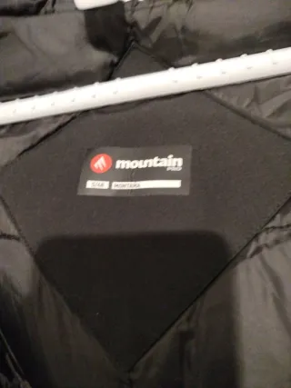 Chaquetón negro con capucha