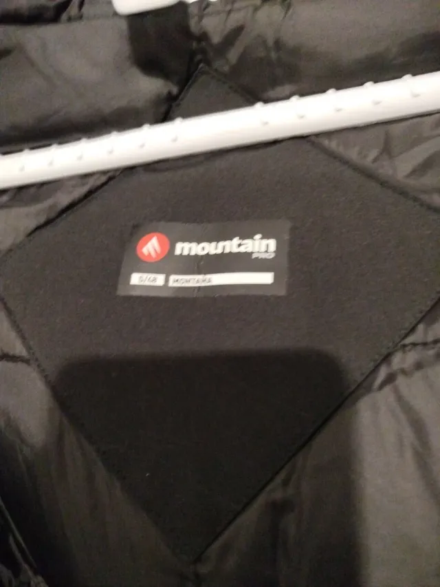 Chaquetón negro con capucha