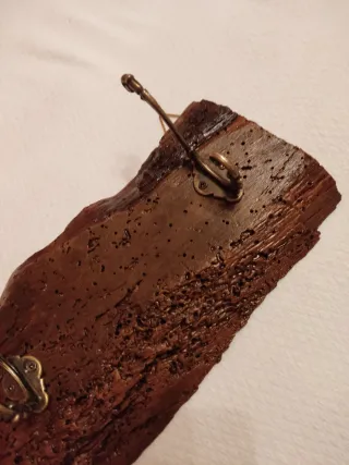 Appendiabiti in legno con ganci in metallo