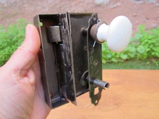 Cerradura antigua con pomo y maneta esmaltados.