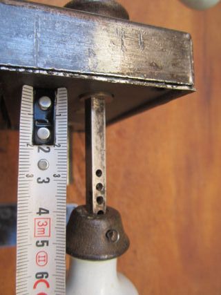 Cerradura antigua con pomo y maneta esmaltados.