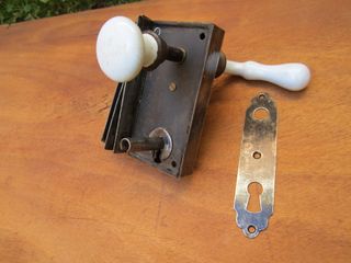 Cerradura antigua con pomo y maneta esmaltados.