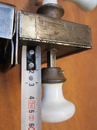 Cerradura antigua con pomo y maneta esmaltados.