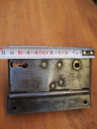 Cerradura antigua con pomo y maneta esmaltados.