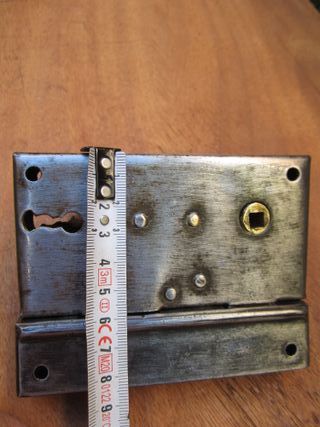 Cerradura antigua con pomo y maneta esmaltados.