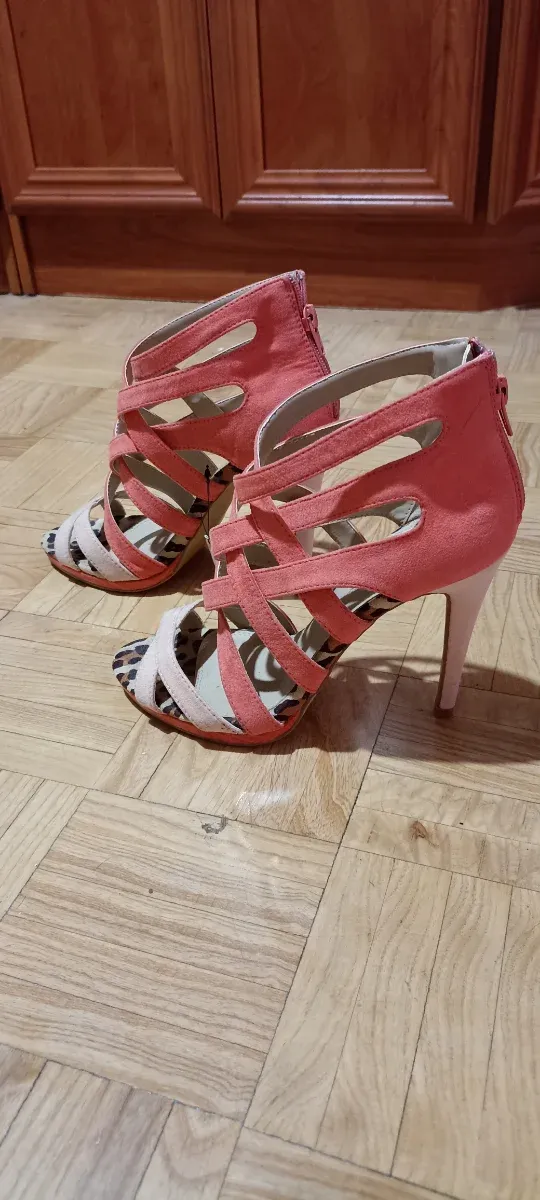 Botines tacón alto coral y animal print