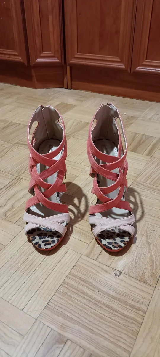 Botines tacón alto coral y animal print