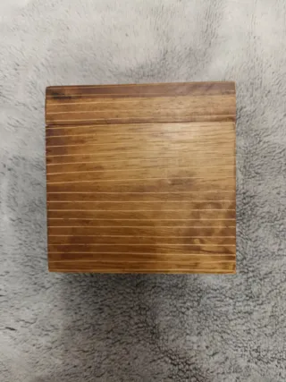 Caja de madera cuadrada