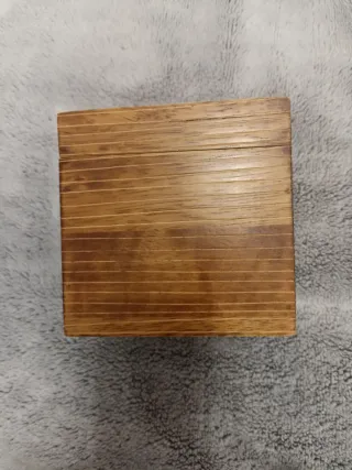 Caja de madera cuadrada