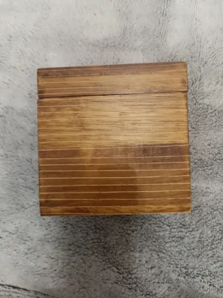 Caja de madera cuadrada