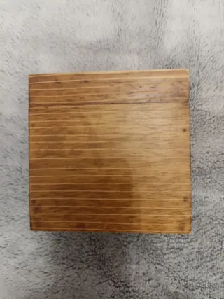 Caja de madera cuadrada