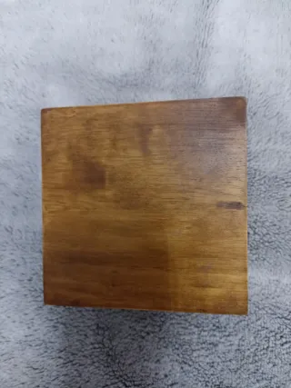 Caja de madera cuadrada