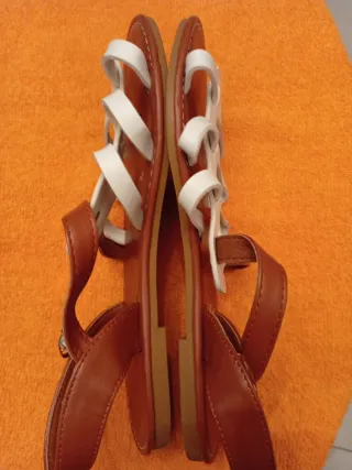 Sandalias Marrones y Blancas
