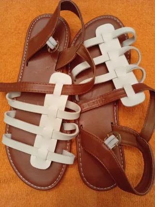 Sandalias Marrones y Blancas