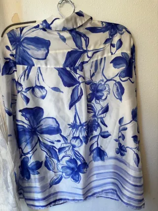Camisa Zara flores azules Talla M