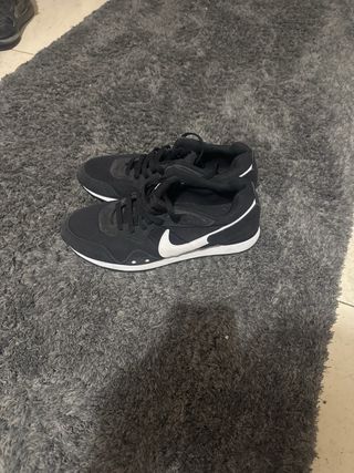 Zapatillas Nike Negras y Blancas