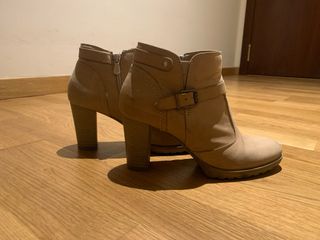 Botines beige tacón hebilla, con cremallera