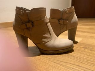 Botines beige tacón hebilla, con cremallera