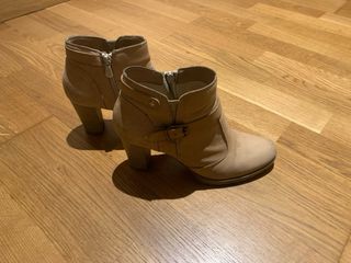 Botines beige tacón hebilla, con cremallera