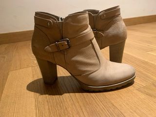 Botines beige tacón hebilla, con cremallera