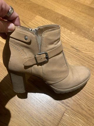 Botines beige tacón hebilla, con cremallera