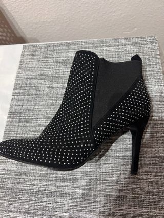 Botines negros tachas tacón 7cm T37