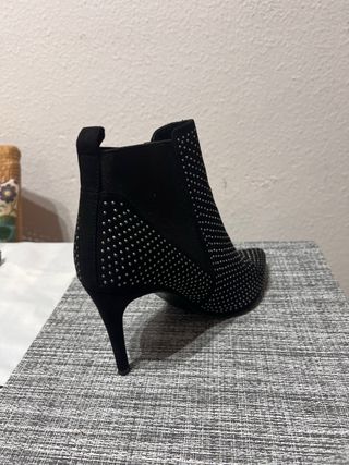 Botines negros tachas tacón 7cm T37