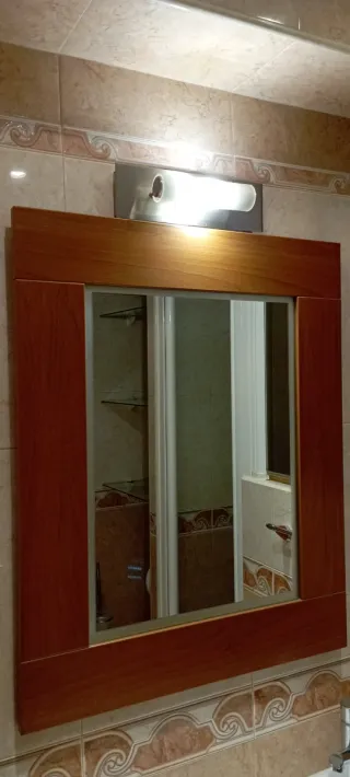 Espejo de baño y aplique.