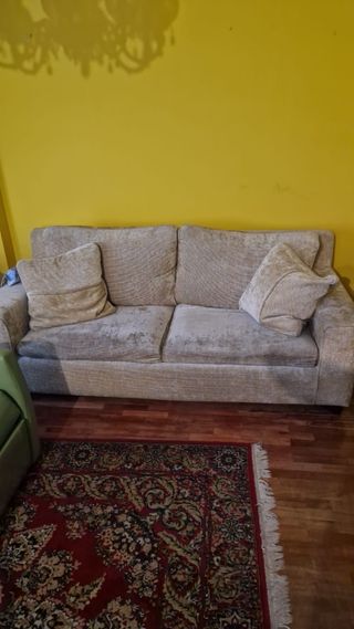 Estantería de madera y 2 butacas