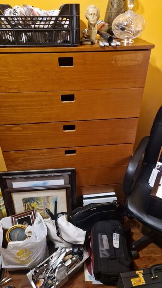 Estantería de madera y 2 butacas