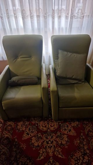 Estantería de madera y 2 butacas