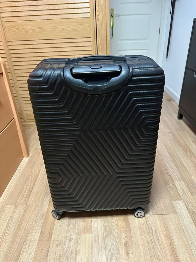 Maleta negra de viaje