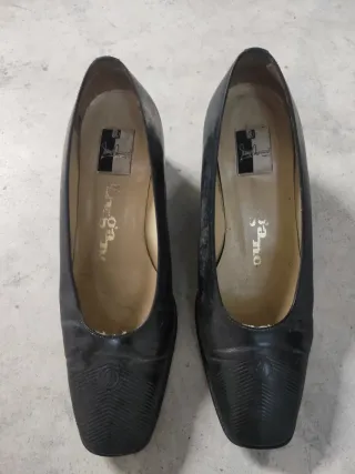 Zapato de tacón color negro marca Lugano,Número 36