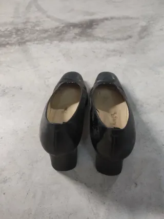 Zapato de tacón color negro marca Lugano,Número 36