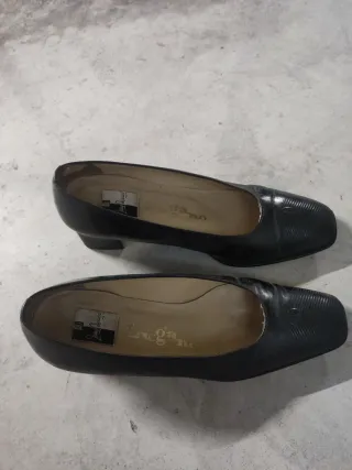 Zapato de tacón color negro marca Lugano,Número 36