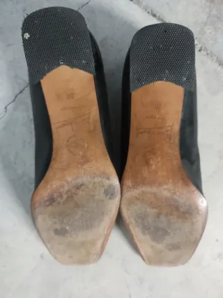 Zapato de tacón color negro marca Lugano,Número 36