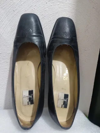 Zapato de tacón color negro marca Lugano,Número 36