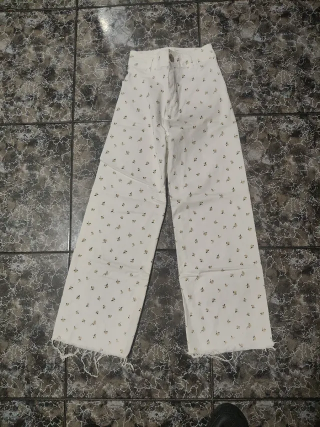 Pantalón ancho estampado floral Stradivarius