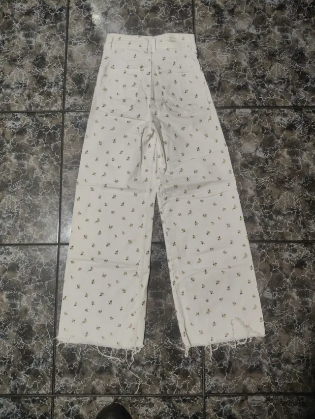 Pantalón ancho estampado floral Stradivarius