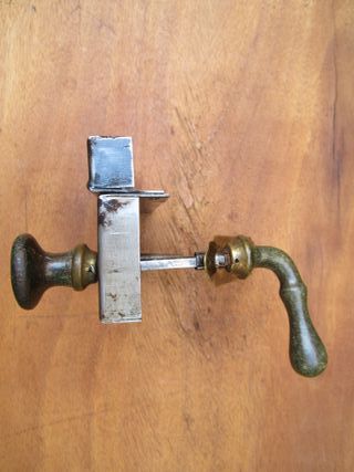 Cerradura antigua con pomo y maneta verdes.